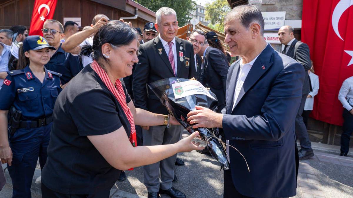 Başkan Tugay, şehit aileleri ve gazilerle buluştu: “Şehit ailelerimiz ve gazilerimiz baş tacımız”