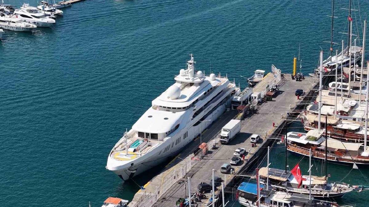 125 milyon dolarlık mega yat ile 100 ton yakıt aldı