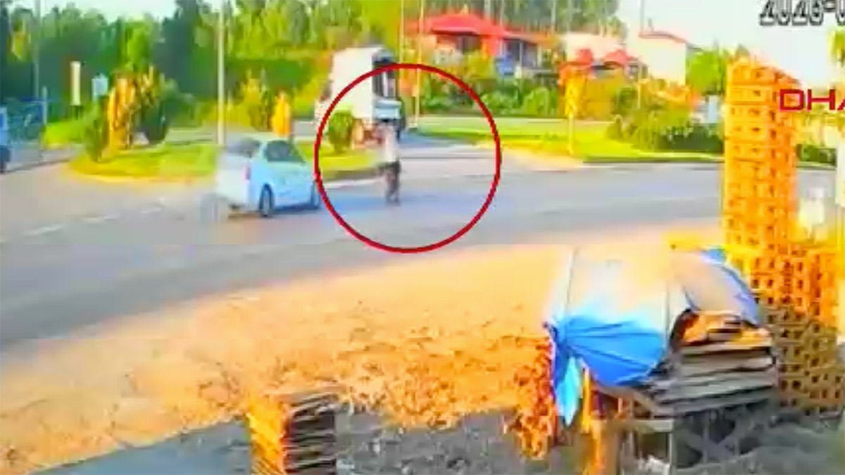 Kavşakta otomobilin çarptığı bisikletli genç kız hayatını kaybetti! Feci kaza kamerada