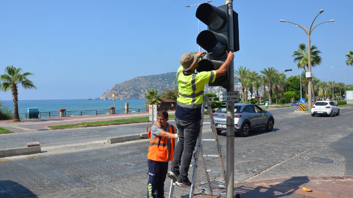 Büyükşehir’den Alanya’daki sinyalizasyonlara genel bakım