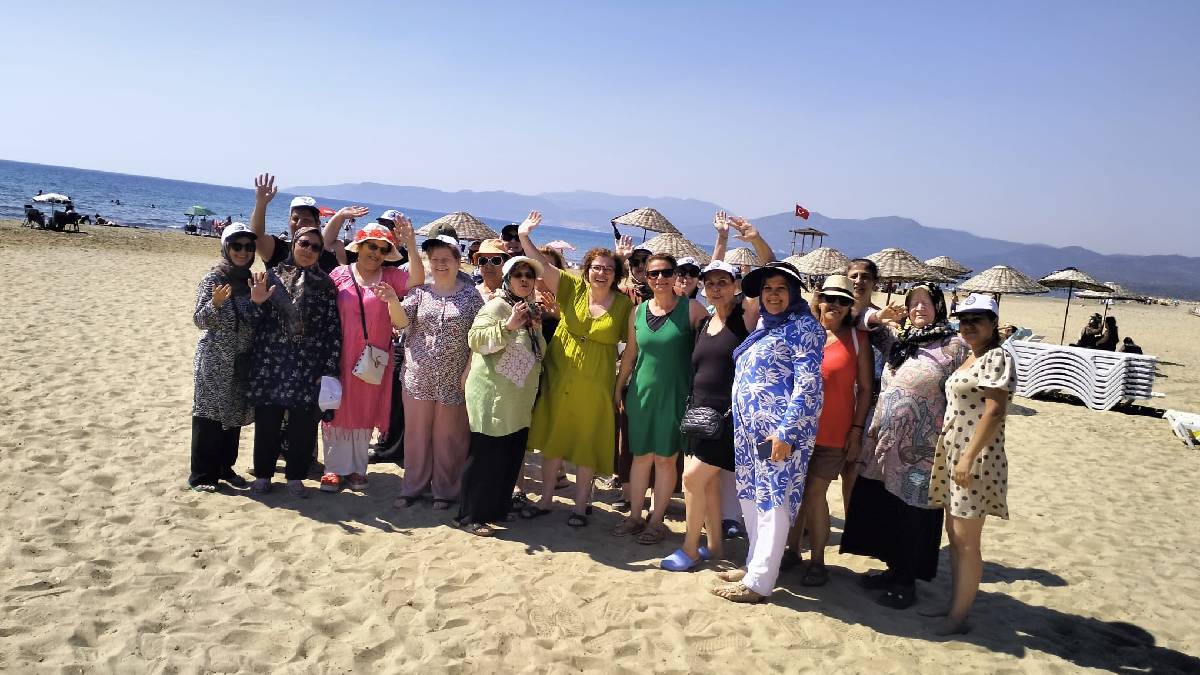 Karabağlarlı kadınlara Pamucak’ta deniz keyfi