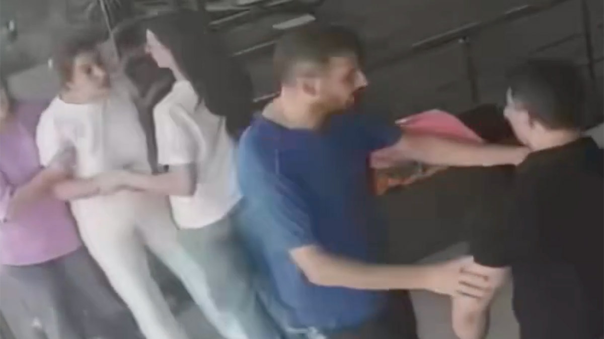 Spor salonunda kadının boğazını sıktı, başka bir kadın araya girdi: O anlar kamerada