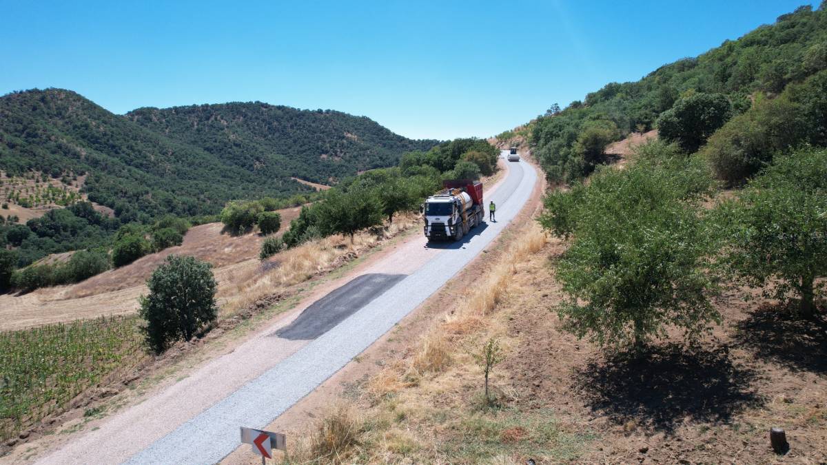 Demirci’de ulaşımı güçlendiren 45 kilometrelik çalışma