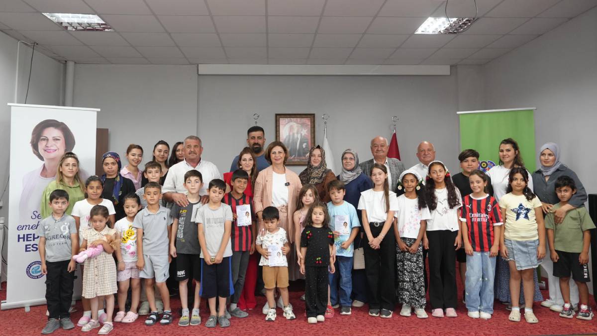 Başkan Ünlüce kırtasiye setlerini çocuklara bizzat teslim etti