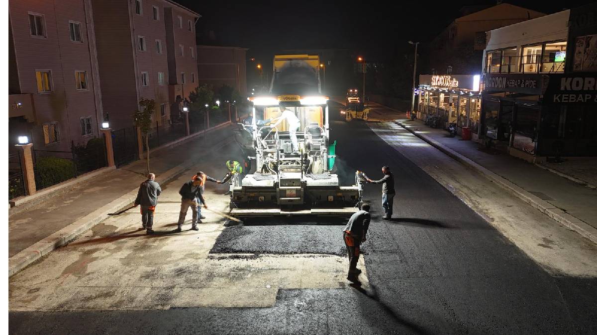 Şehir uyurken Büyükşehir ekipleri gece boyunca mesaide