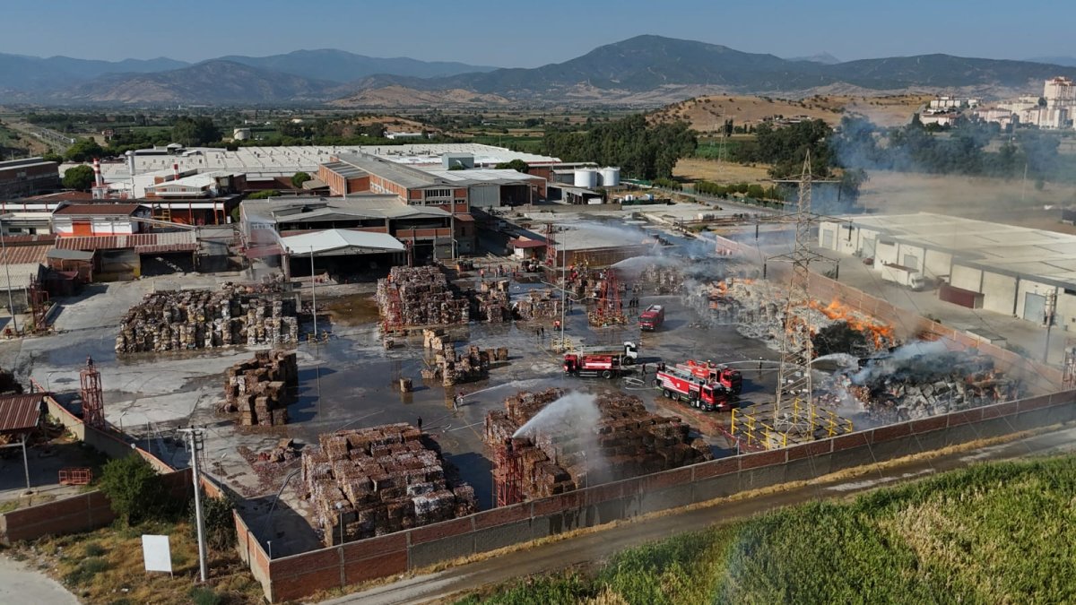 İzmir'de kağıt fabrikasının deposunda yangın