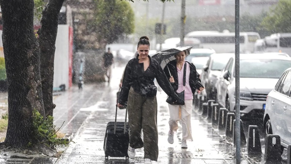 Beklenen serin havalar geldi: İstanbul'da kuvvetli yağış ve rüzgar etkili olacak