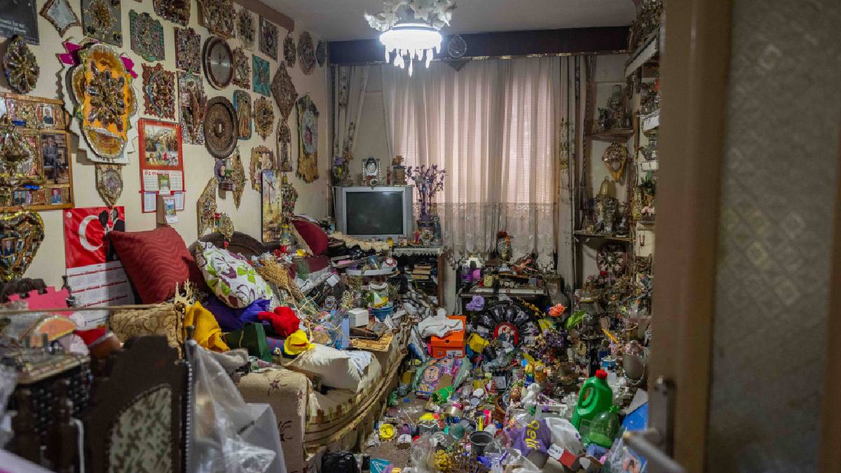 Bornova’da temizlik operasyonu: Apartman dairesi yüzlerce kilo çöpten tamamen kurtarıldı