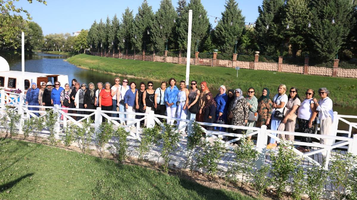 Başkan Ünlüce Karapınarlı kadınlarla iskele 26’da buluştu