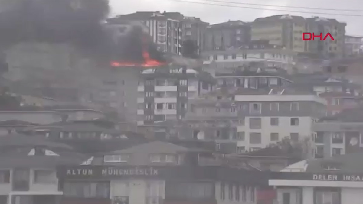 Son dakika! Avcılar'da aparman çatısında yangın