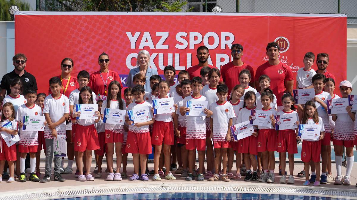 Yüzlerce öğrenci sertifikalarını Başkan Subaşı’dan aldı