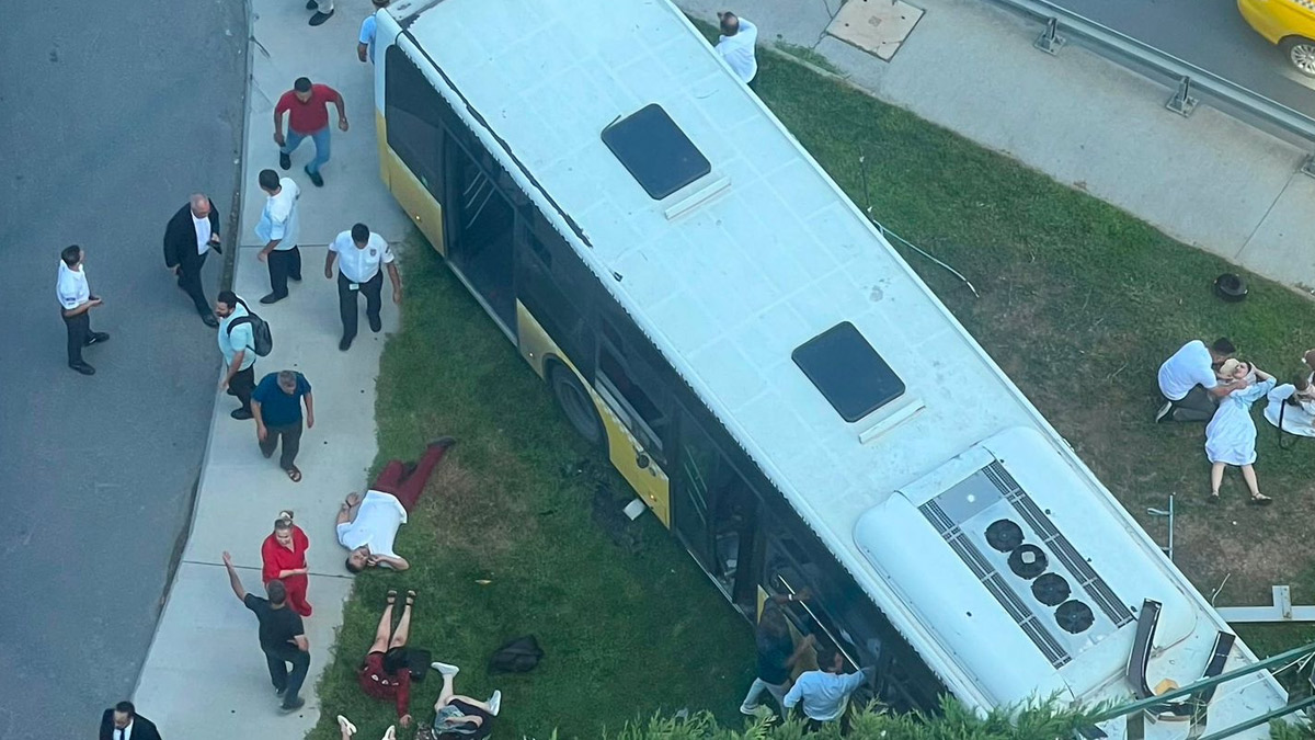 Son dakika! Zeytinburnu'da İETT otobüsü bahçe duvarına çarptı: Yaralılar var
