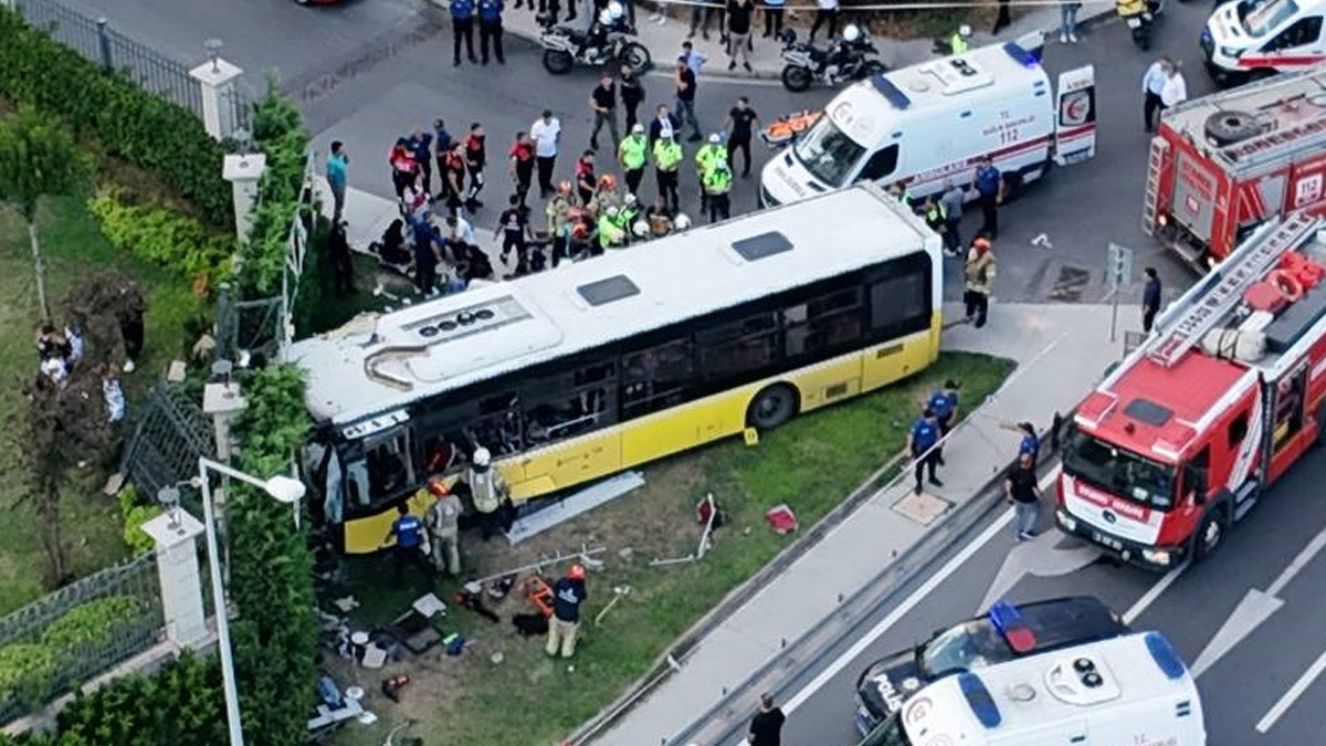 Son dakika! Zeytinburnu'da İETT otobüsü bahçe duvarına çarptı: Yaralılar var