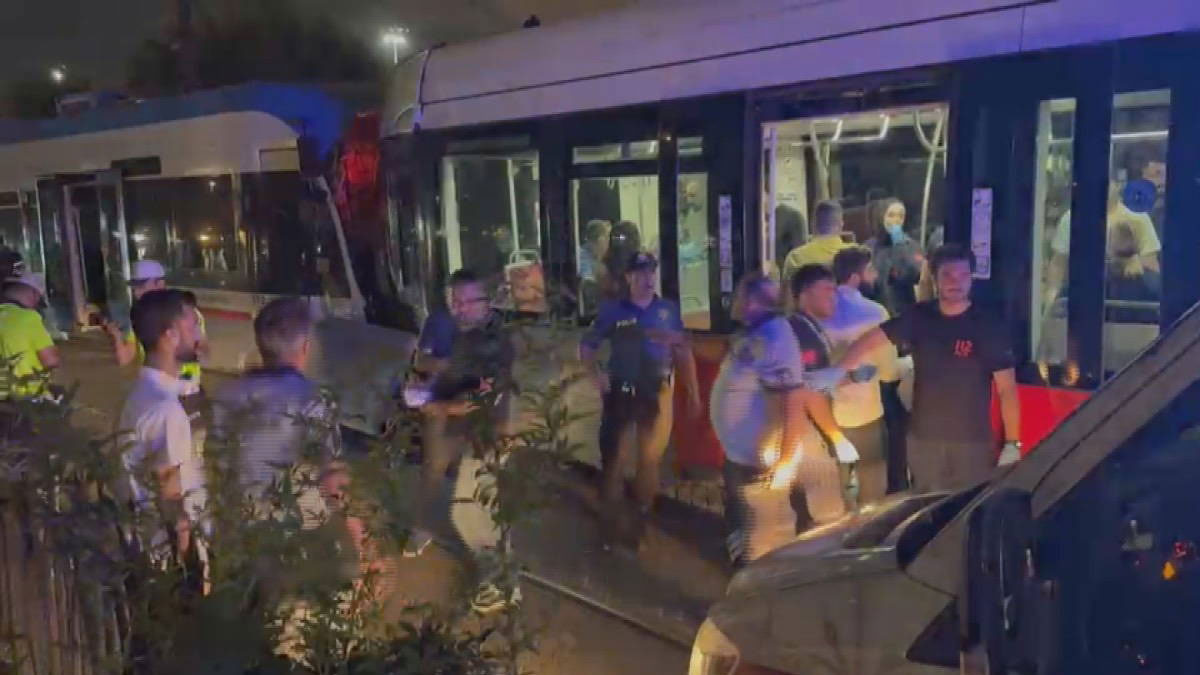 Zeytinburnu'nda 2 tramvay kafa kafaya çarpıştı