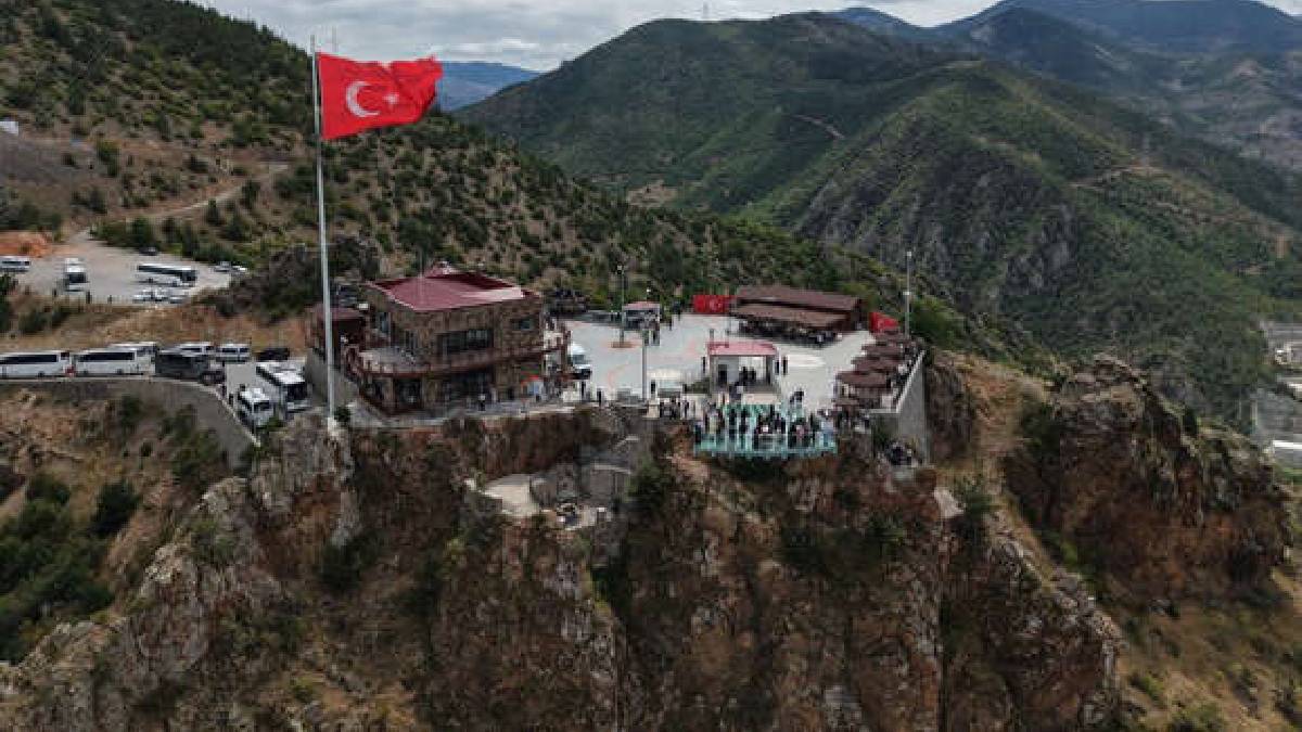 240 metre yükseklikte kayalık üstüne kurulu! 67.786 kişi görmek için Gümüşhane'ye  akın etti