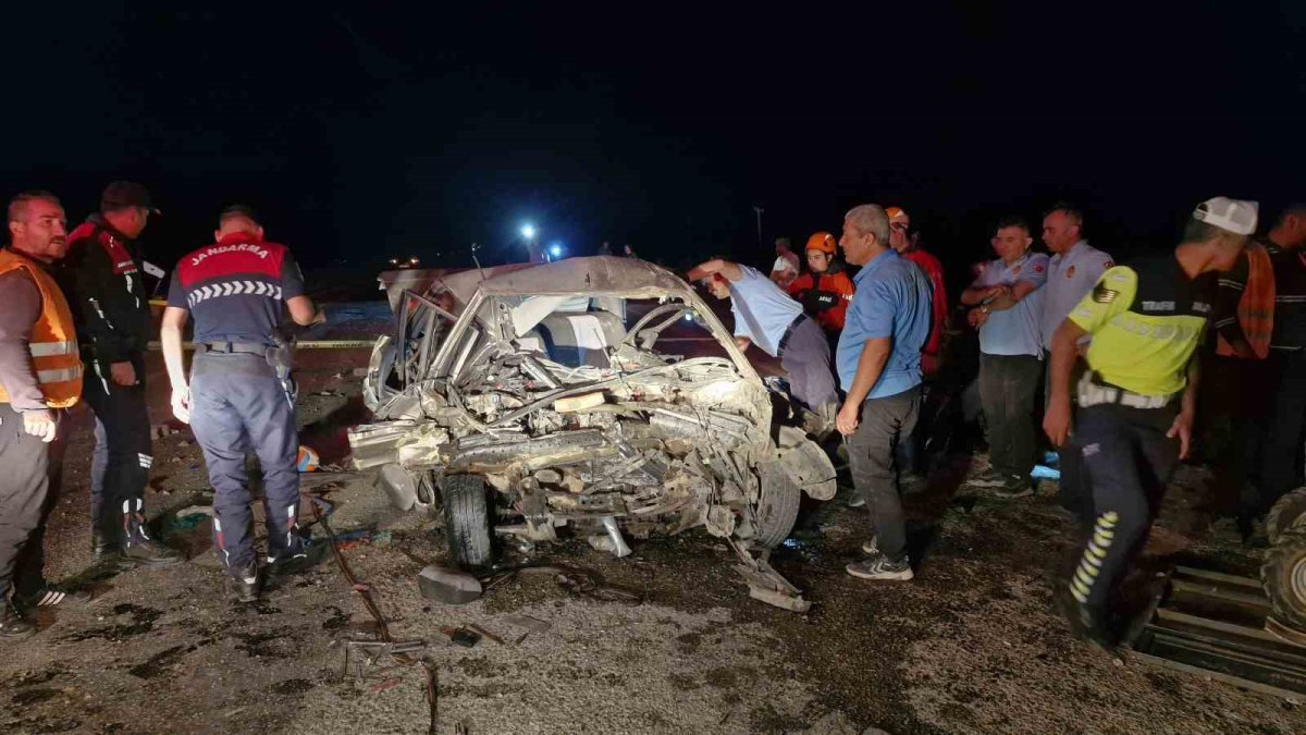 Karaman’da iki otomobil kafa kafaya çarpıştı: 1 ölü, 1 yaralı