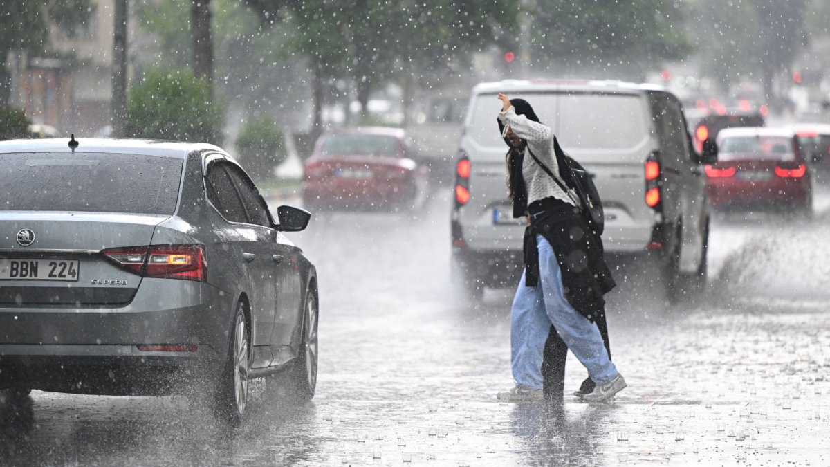26 il için sarı ve turuncu kodlu uyarı: Sel ve su baskınlarına dikkat