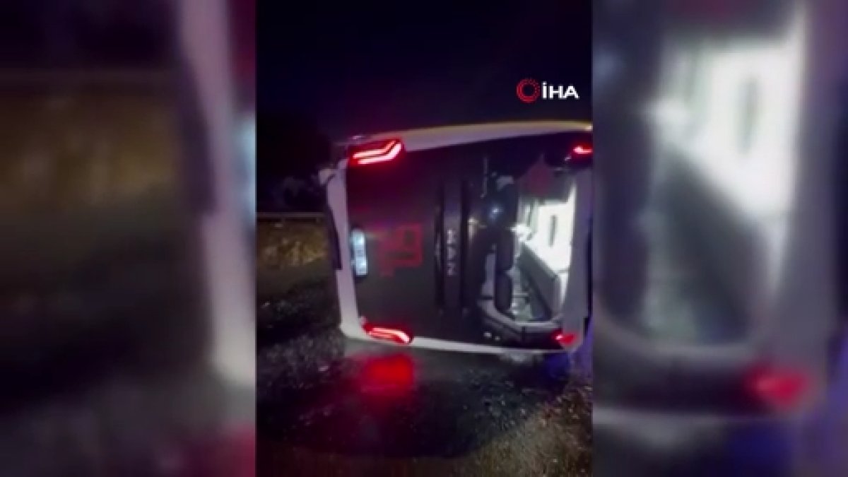 Büyükçekmece’de havalimanı servisi devrildi: 18 yaralı