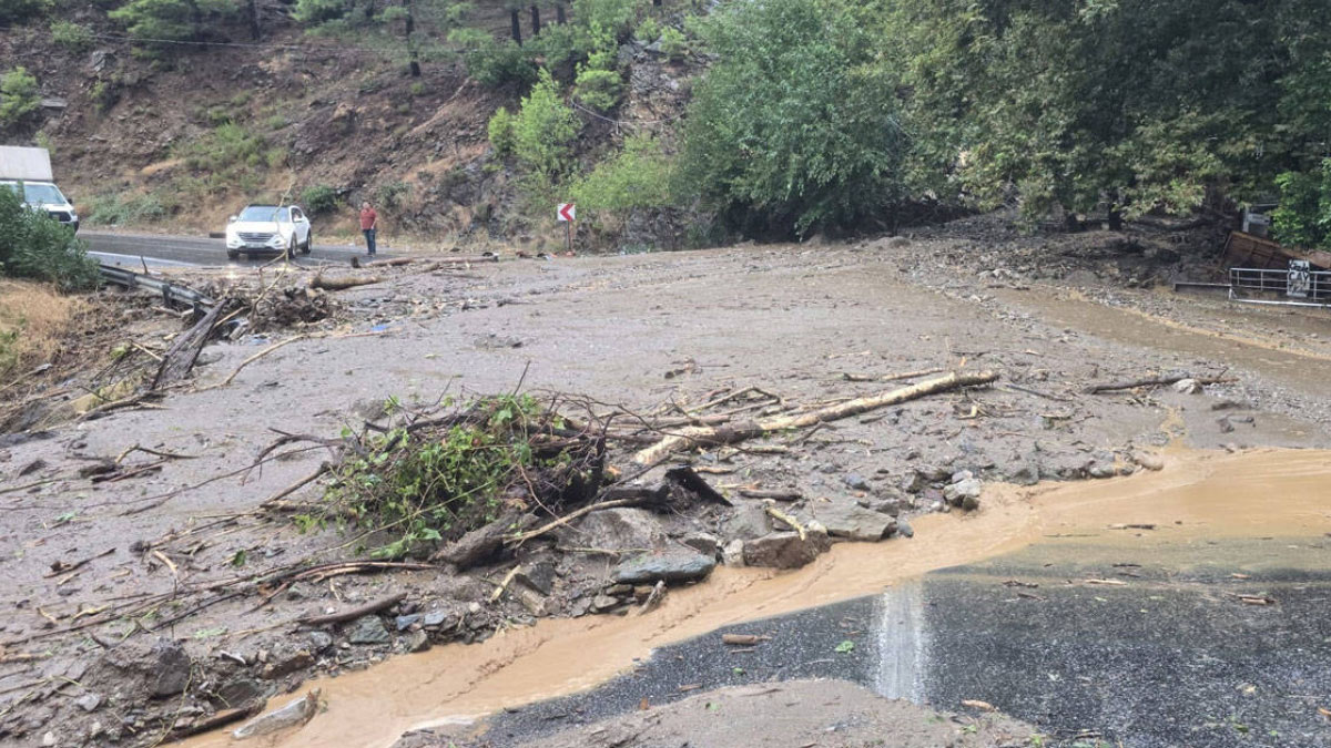 Mersin’de heyelan: Anamur-Gazipaşa yolu ulaşıma kapandı