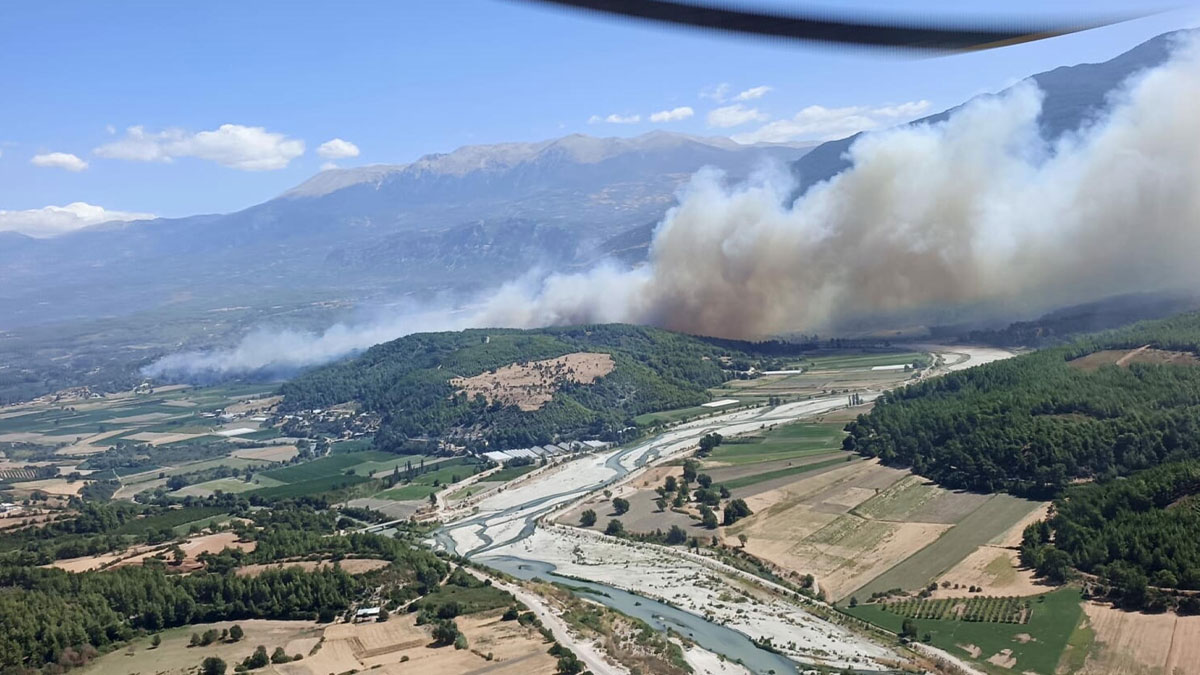 Muğla’daki orman yangını Antalya’ya sıçradı