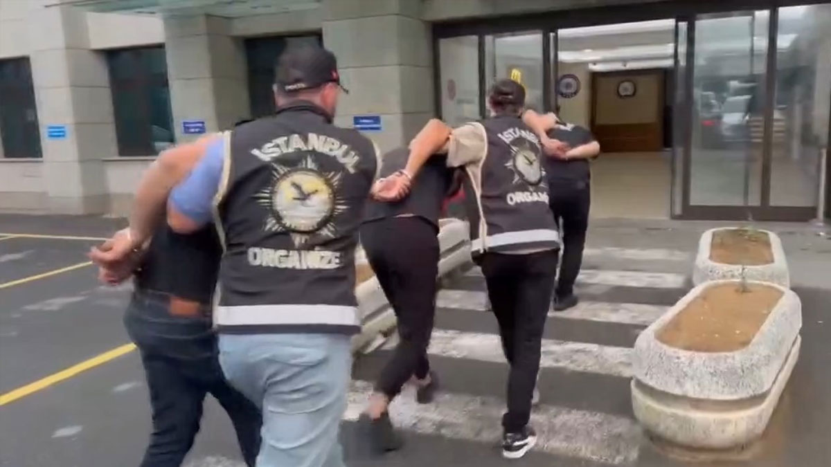 İstanbul’da silah sevkiyatına operasyon: Koli koli tabanca ele geçirildi