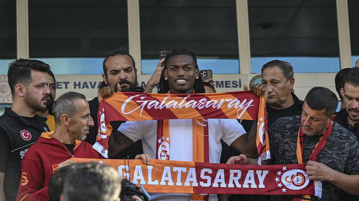 İstanbul’da Rafael Leao coşkusu: Yüzlerce taraftar havalimanına akın etti
