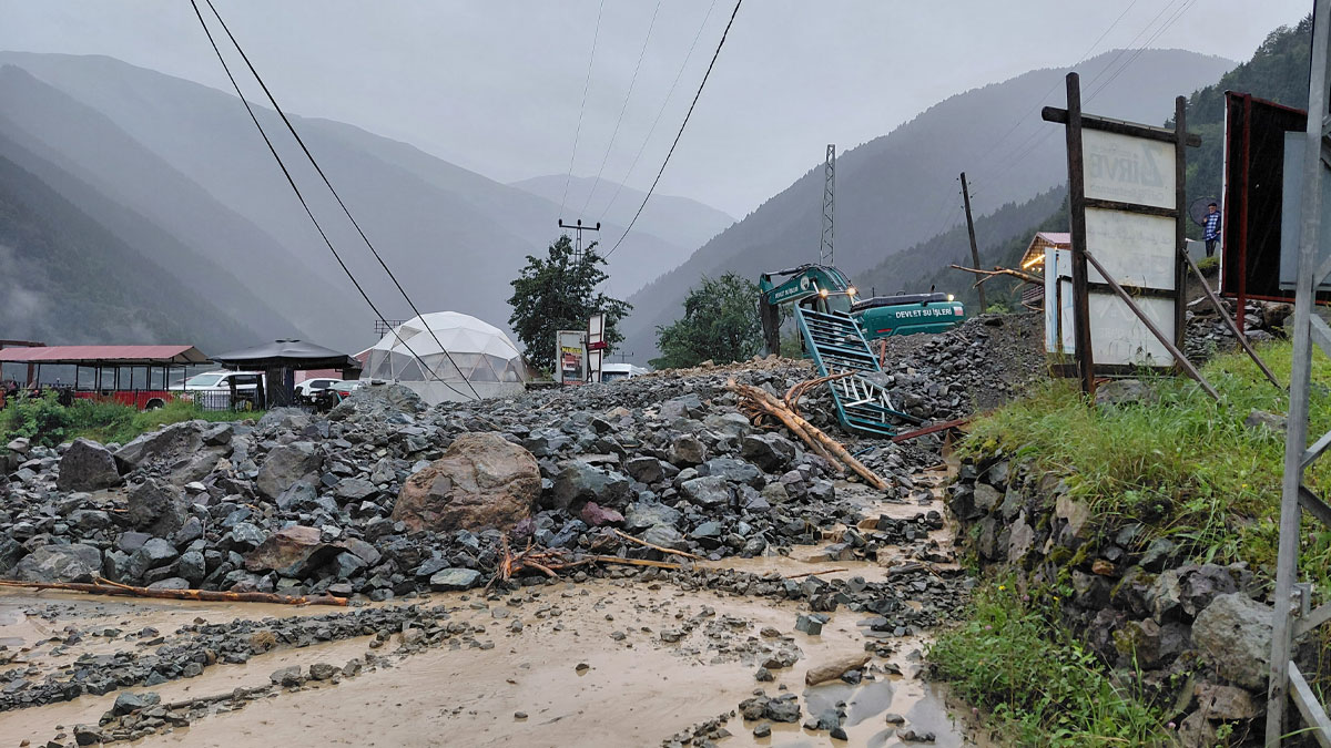 Uzungöl’de sağanak sele dönüştü: Dere taştı, heyelan yolu kapattı
