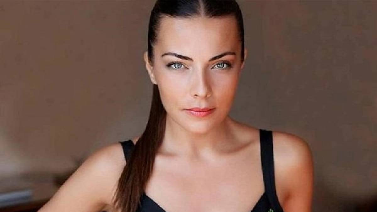 Köyde zeytinciliğe başlamıştı! Burcu Kara şimdi de tandır başında ekmek pişirdi