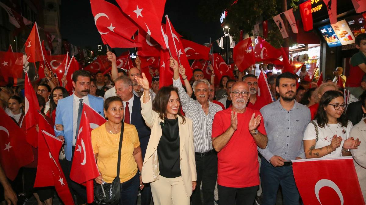 Karşıyaka Çarşısı 30 Ağustos’ta gelincik tarlasına dönüştü!