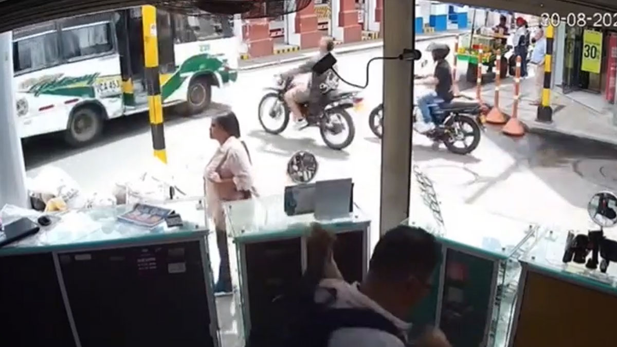 Otobüsün açık kapısı hayatını kurtardı: Motosiklet sürücüsü çarpışmanın ardından aracın içine uçtu