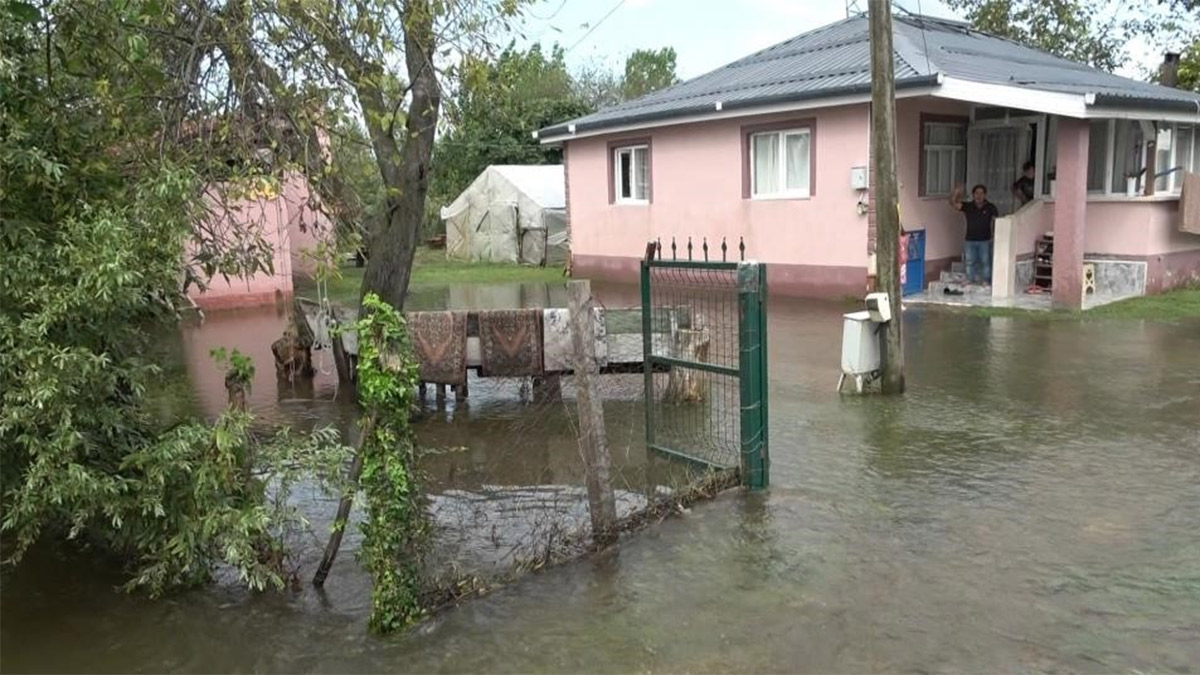 Samsun’da sağanak sonrası sel: Evler ve tarım alanları su altında kaldı