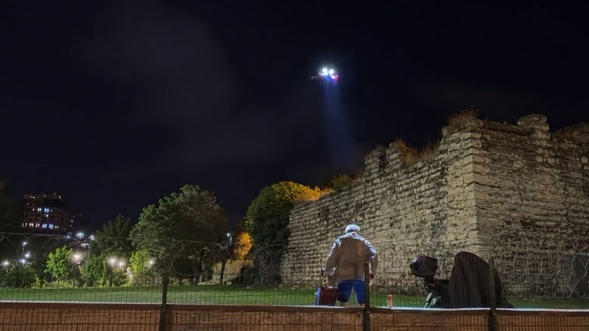 Fatih’te havadan alkol uyarısı: “Bu bir polis drone’udur”