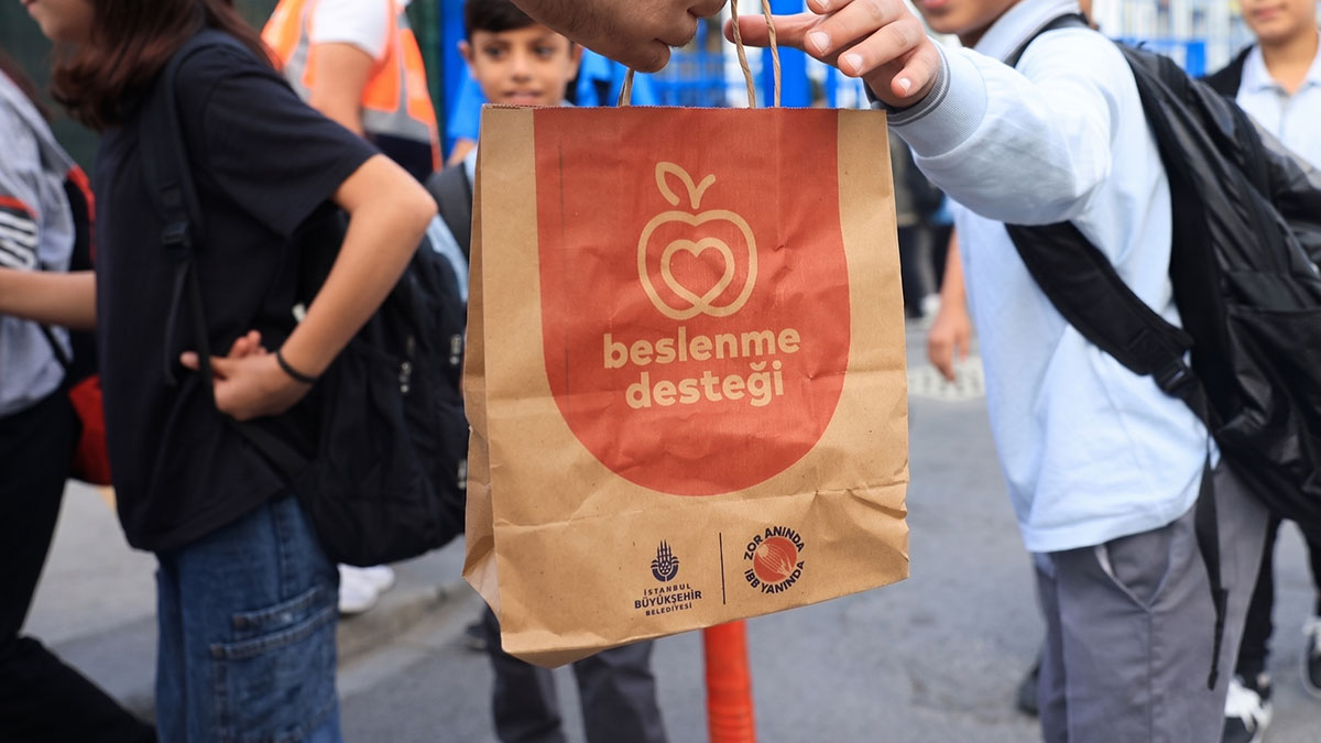 Beslenme çantaları artık boş kalmayacak: İBB'den binlerce öğrenciye her ay 2.500 TL destek
