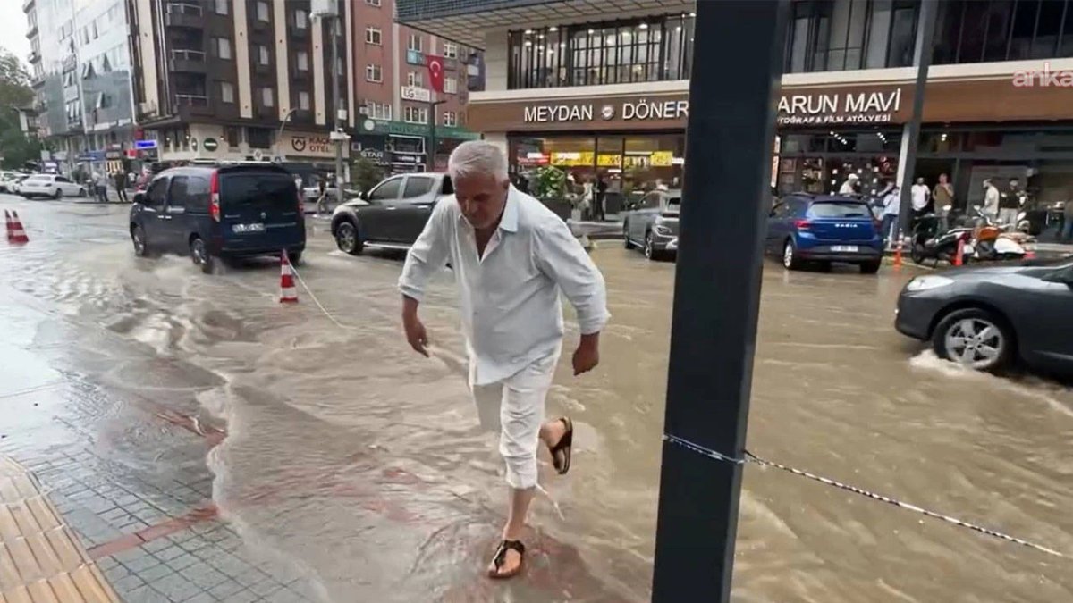 Şiddetli yağış Rize’yi etkisi altına aldı: Yollar göle döndü, iş yerlerini su bastı