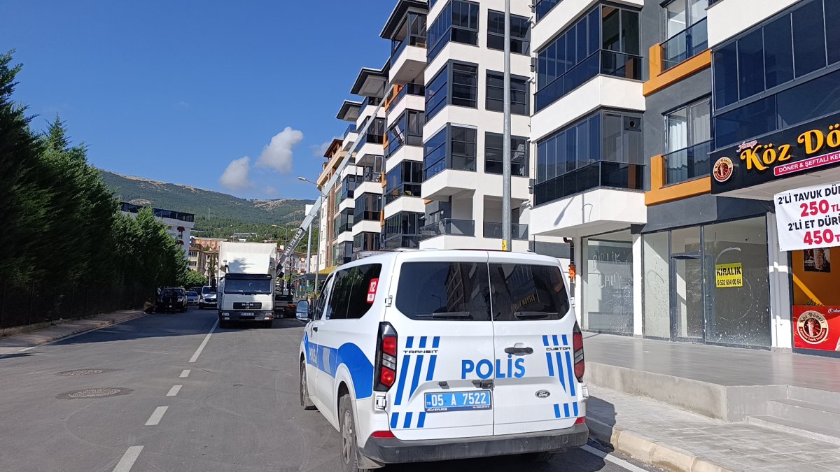 3'üncü kattan düşen 3 yaşındaki çocuk ağır yaralandı