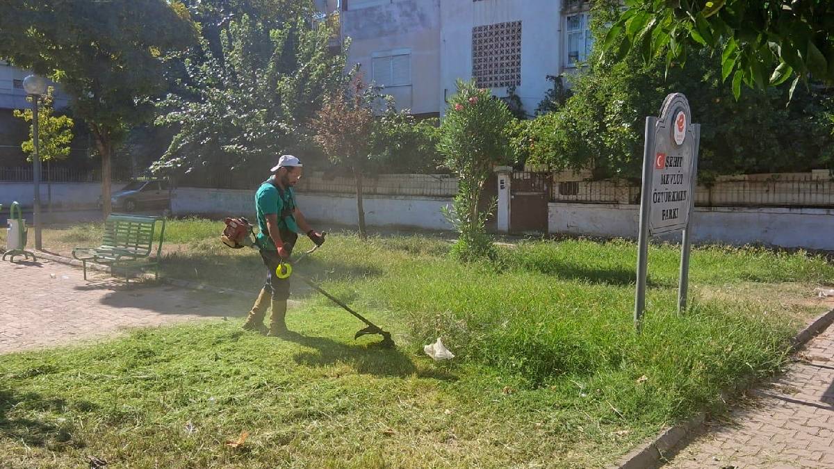 Efeler’in parklarında düzenli bakım sürüyor