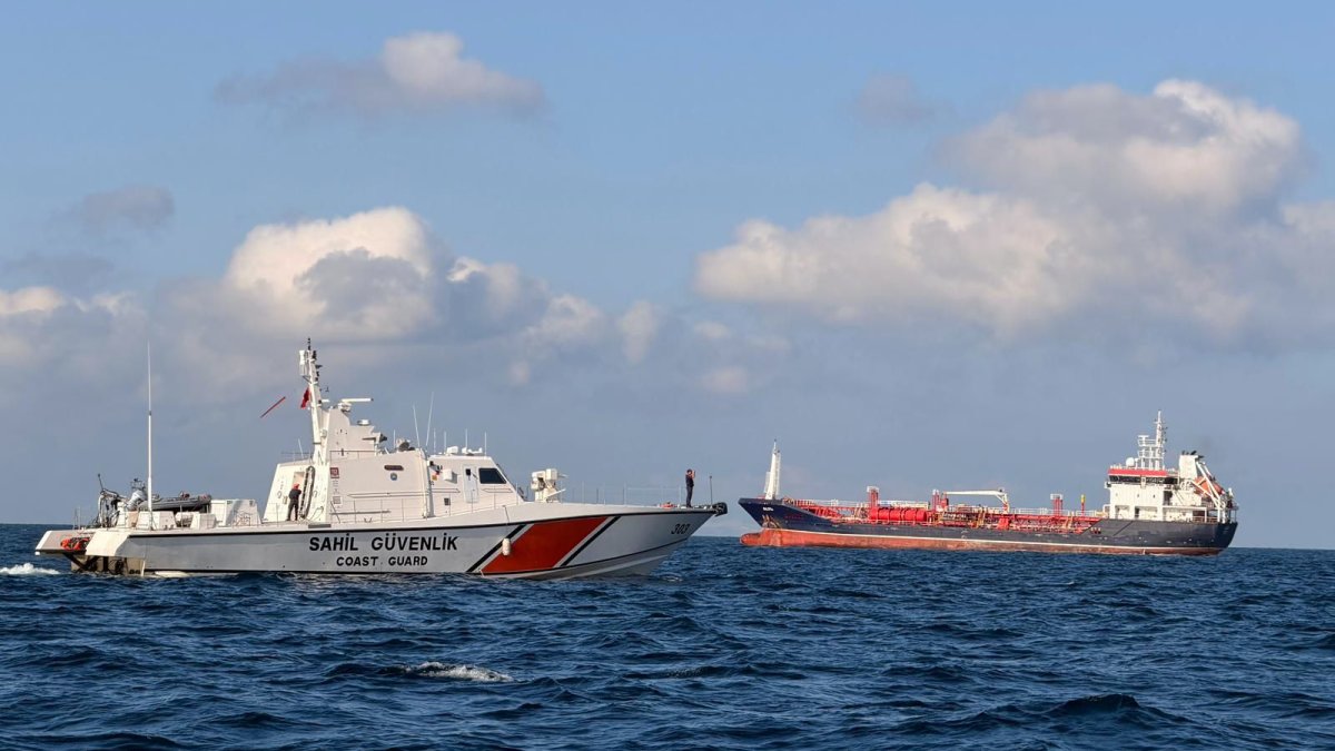 Silivri açıklarında iki ticari gemi çarpıştı: 10 mürettebatla irtibat kesildi
