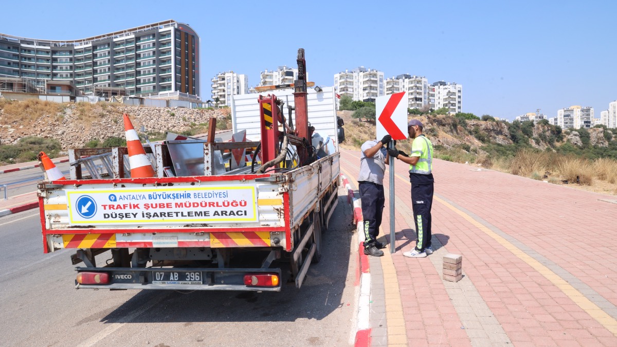 Antalya’da trafik sinyalizasyonları ve levhalar yenileniyor