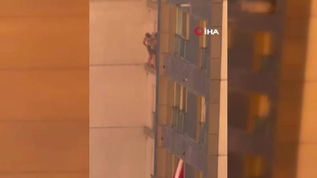 Yangından kaçıp cama çıktılar: Baba ve oğlunun zor anları kamerada