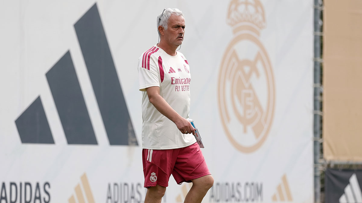 Jose Mourinho'nun fotoğrafını görenler gözlerine inanamadı: Elinde silah mı var?