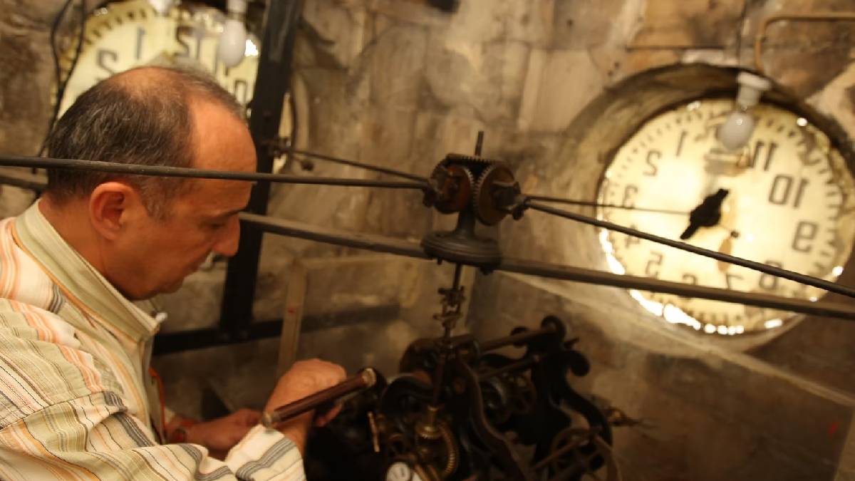 Kuşaklar ve İzmir değişti, onun mekanik kalbi hiç durmadı: 125 yıllık Saat Kulesi’nin nabzını 32 yıldır aynı usta tutuyor
