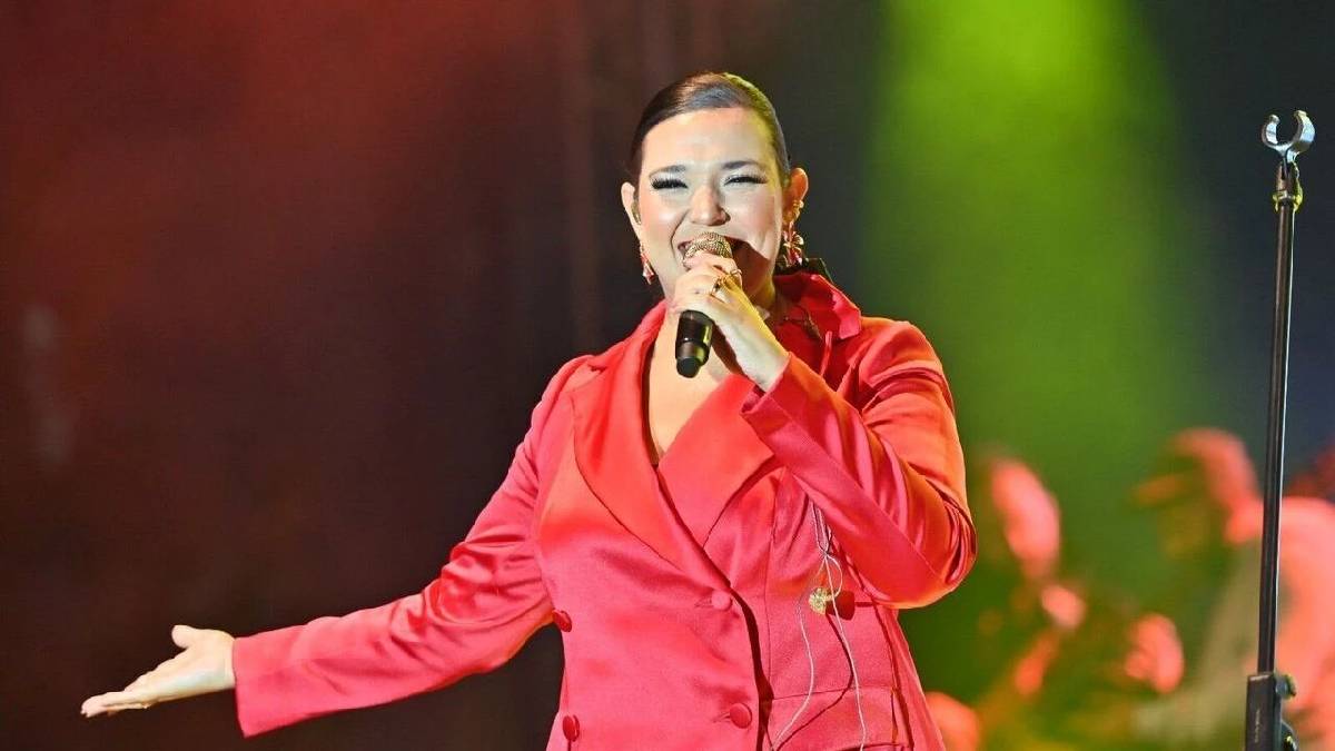 Tuğçe Kandemir resmen eridi! Yeni görünümüyle konsere damga vurdu