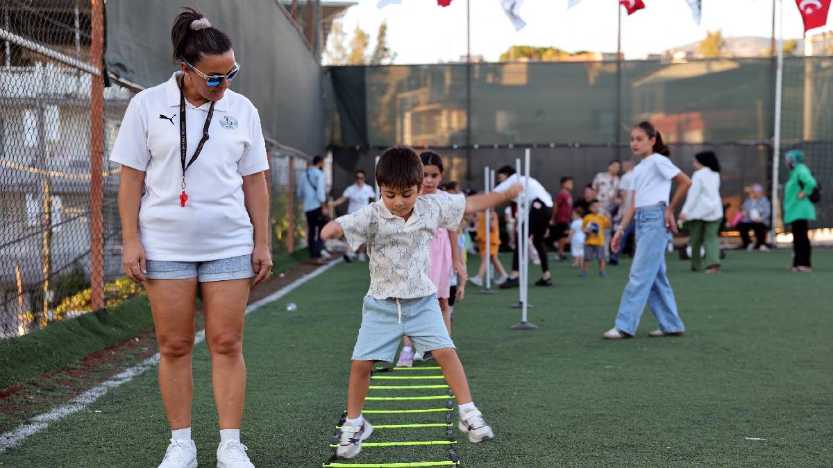 Bayraklı’da çocuklar mahalle şenliğinde doyasıya eğlendi