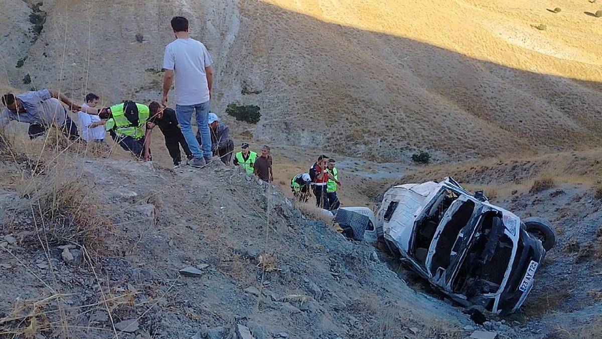 Elazığ’da işçi minibüsü uçuruma yuvarlandı: 5’i ağır 13 yaralı