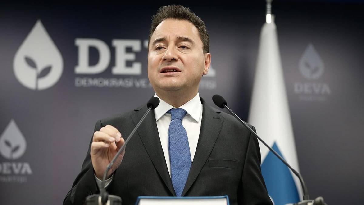 Babacan’dan Davutoğlu’na destek: İfade özgürlüğüne açık müdahale
