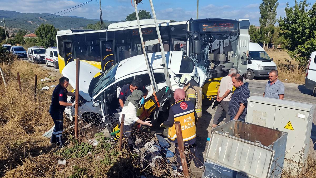 Sorumsuz sürücü dehşeti: Çarptığı otobüsteki biri bebek 4 kişi yaralandı