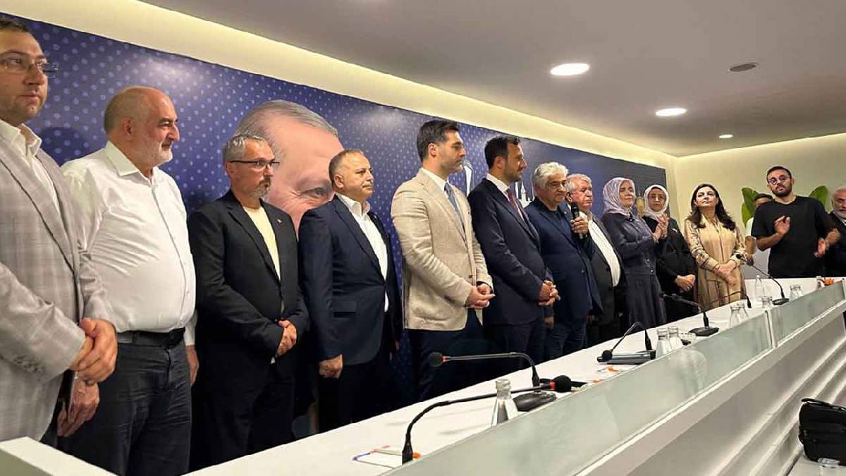 Gözaltılarla birlikte başkan vekili seçimi öncesi dengeler değişti: Üsküdar’da dört CHP’li meclis üyesi AK Parti’ye geçti