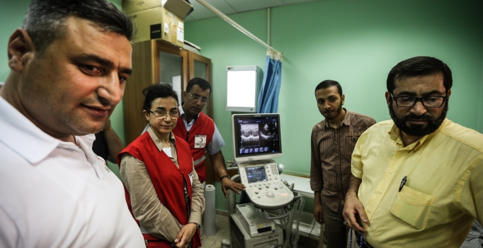 9 yıldır felçli olan Gazzeli genç okulunu bitirdi