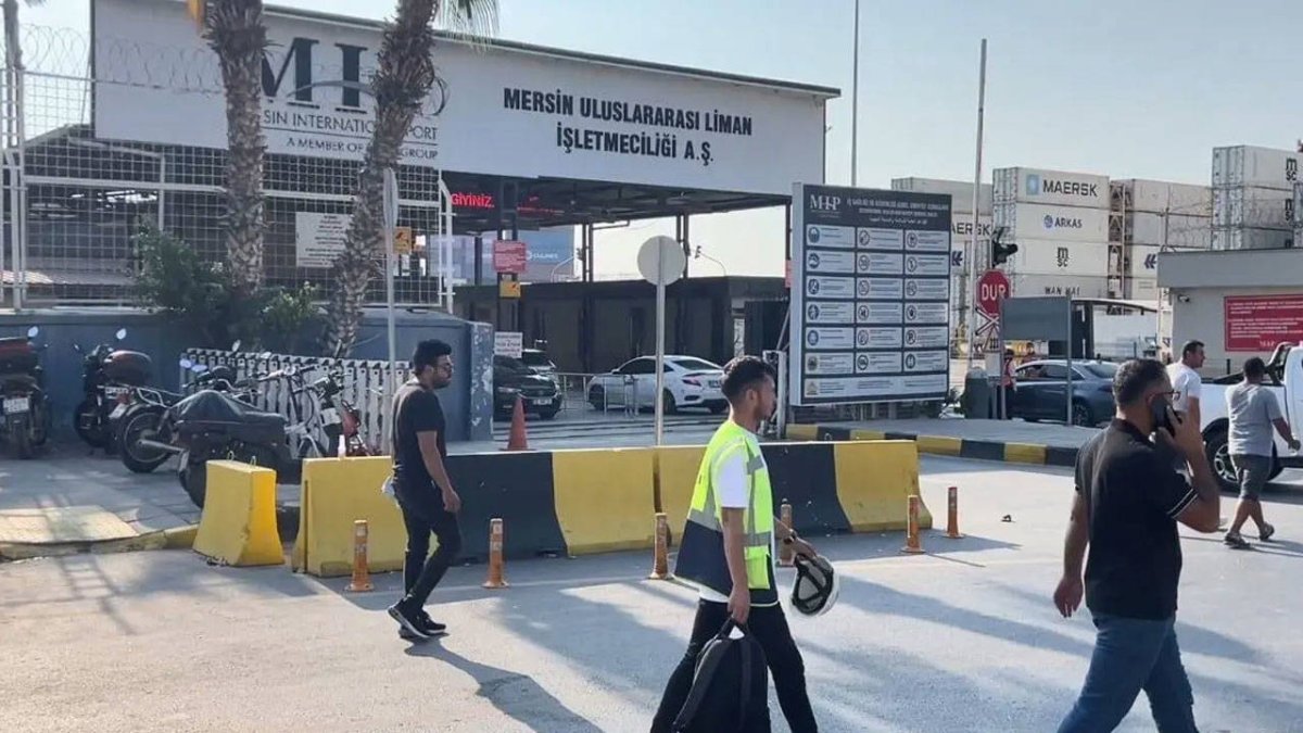 Mersin Limanı'nda konteynerin üzerine iş makinesi devrildi: Gaz sızıntısından 35 işçi etkilendi