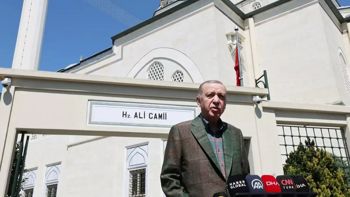 Erdoğan, cuma namazını Hz. Ali Camisi'nde kıldı